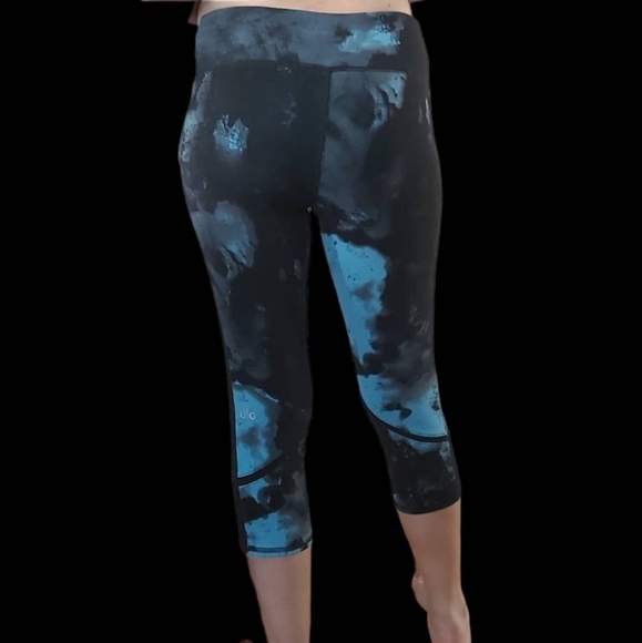 ALO Yoga whisper Capri legging - Picture 2 of 15